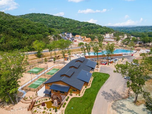 Cabin near Thunder Ridge w Pvt Hot Tub, Cmty Indoor Pool, Free Attraction Tickets