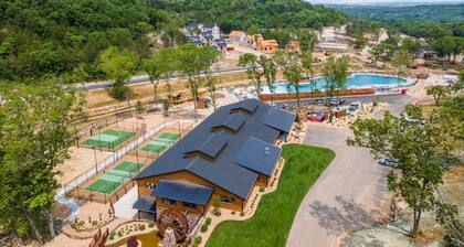 Cabin near Thunder Ridge w Pvt Hot Tub, Cmty Indoor Pool, Free Attraction Tickets