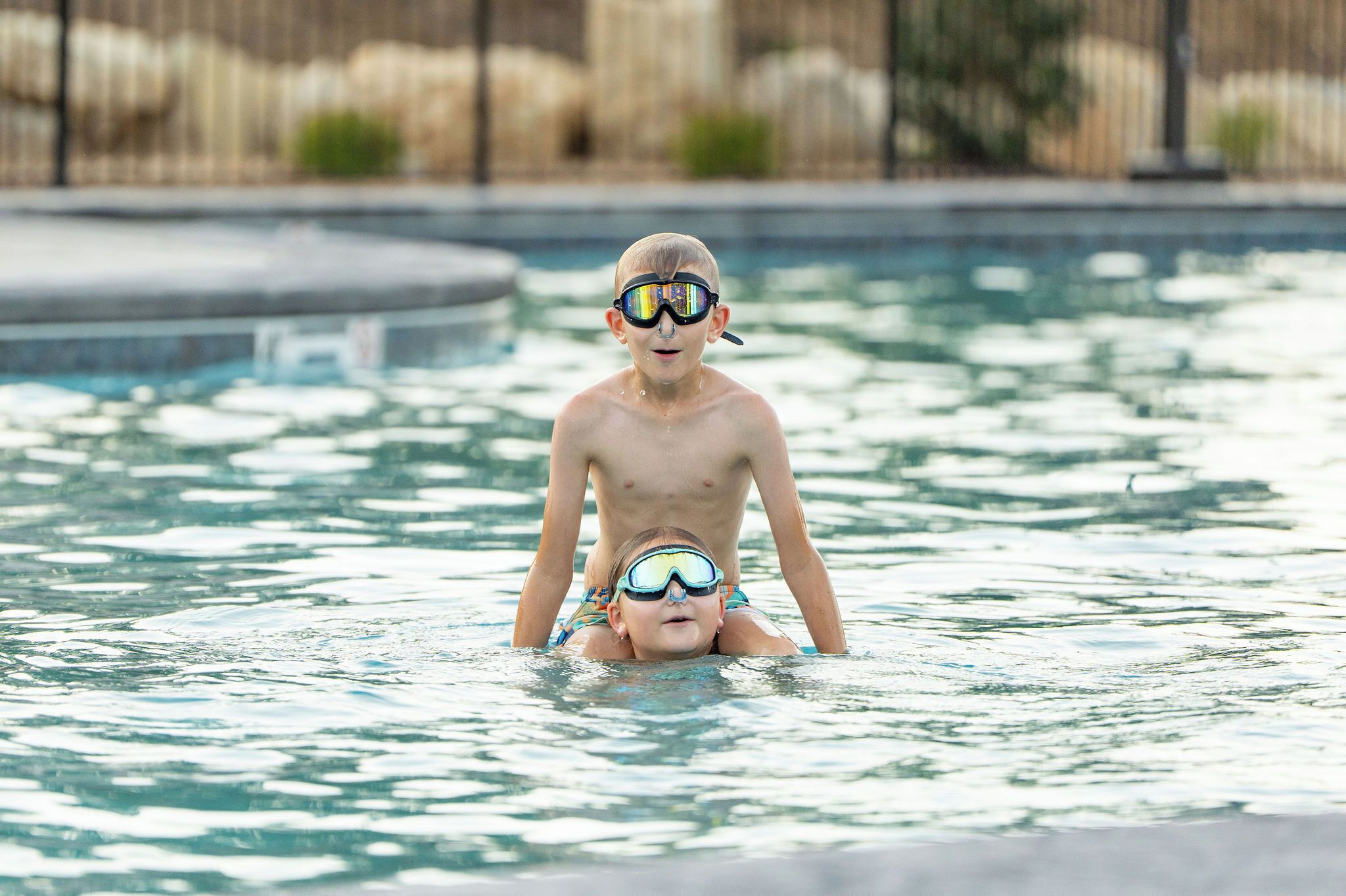Une piscine avec un enfant et un adulte.