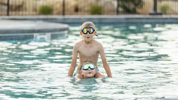 Une piscine avec un enfant et un adulte.