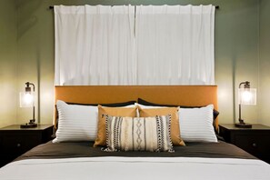 6 Schlafzimmer, Schreibtisch, Bügeleisen/Bügelbrett, Reisekinderbett