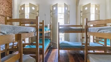 Dormitorio compartido básico, para no fumadores | Wifi gratis y ropa de cama