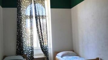 2 bedrooms, iron/ironing board, bed sheets