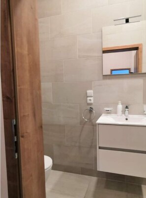 Dusche, Haartrockner, Handtücher, Seife