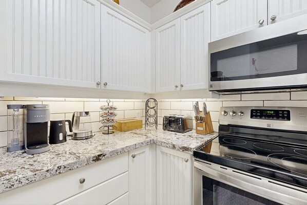 Een koelkast, een magnetron, een oven, een kookplaat