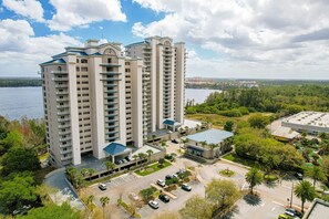 Exterior - Lakefront condo near Disney with lake and city view, pool, hot tub, AC & WiFi (Orlando)