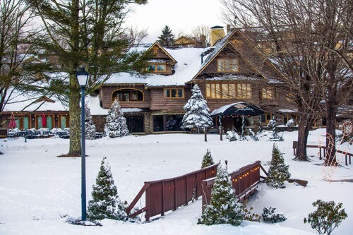 Charming 2BR Chetola Resort Condo with fireplace, Walk-in shower, and jetted tub