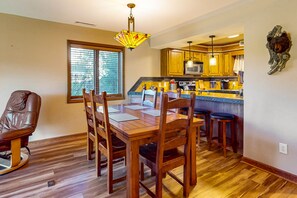 Dining - Charming 2BR Chetola Resort Condo with fireplace, Walk-in shower, and jetted tub (Blowing Rock)