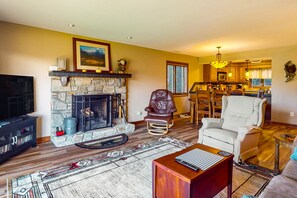 Télévision, cheminée, lecteur de DVD, table de tennis de table