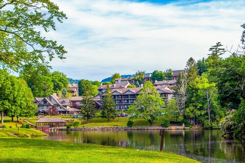 Charming 2BR Chetola Resort Condo with fireplace, Walk-in shower, and jetted tub