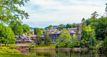 Charming 2BR Chetola Resort Condo with fireplace, Walk-in shower, and jetted tub