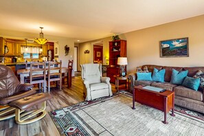 Een televisie, een open haard, een dvd-speler en een tafeltennistafel