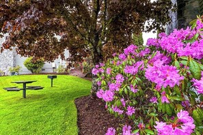 Outdoor dining - Charming 2BR Chetola Resort Condo with fireplace, Walk-in shower, and jetted tub (Blowing Rock)