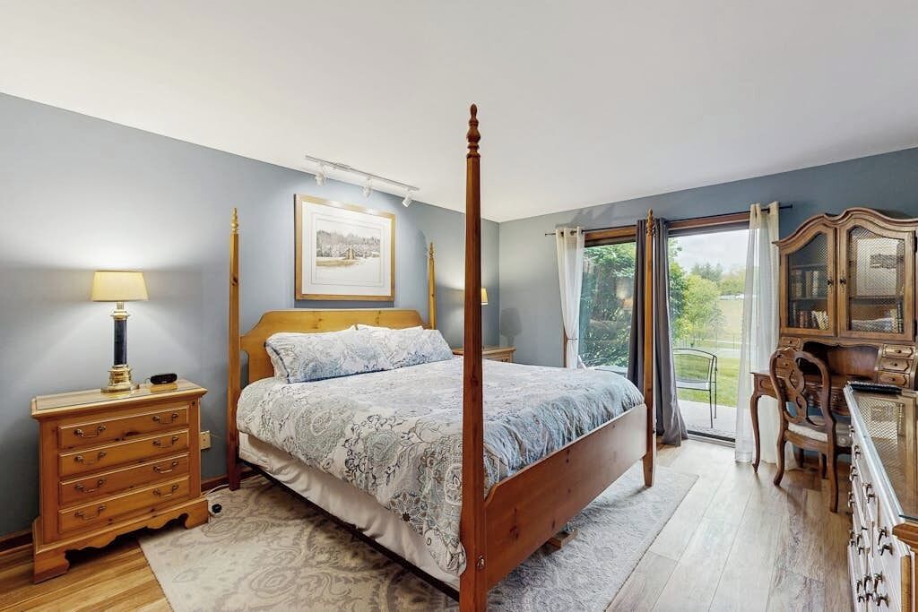 2 bedrooms, iron/ironing board, internet, bed sheets