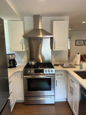 Kylskåp, mikrovågsugn, ugn och spishäll