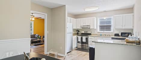 コーヒー / ティーメーカー、冷蔵庫、電子レンジ、オーブン