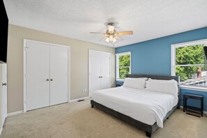 3 bedrooms, iron/ironing board, travel cot, free WiFi - Cozy 3BR Gem with Home Theater near Uptown & Airport (Charlotte)