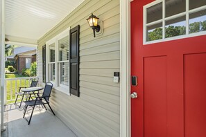 Outdoor dining - Cozy 3BR Gem with Home Theater near Uptown & Airport (Charlotte)