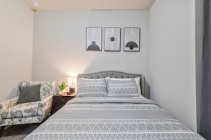 3 habitaciones, tabla de planchar con plancha, wifi y ropa de cama