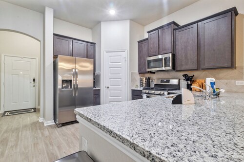 Spacious & Stylish 3BR Retreat with 2 Full Baths – Your Perfect Getaway!