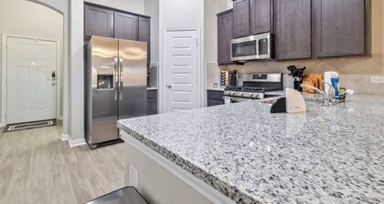 Spacious & Stylish 3BR Retreat with 2 Full Baths – Your Perfect Getaway!