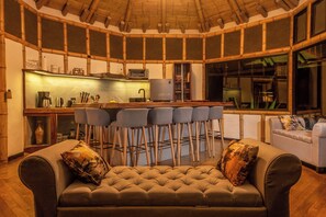 Cabaña Deluxe, balcón, vistas a la montaña | Zona de estar