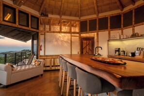 Cabaña Deluxe, balcón, vistas a la montaña | Zona de estar