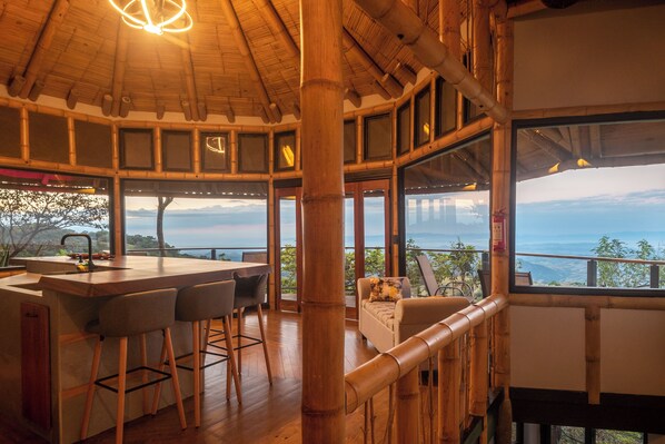 Deluxe Cabin, Balcony, Mountain View | Dining room
