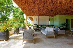 Terrace/patio - Stylish retreat with spacious balcony, lush gardens, pool and gym (Tulum)