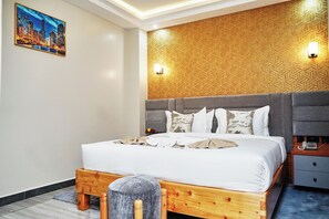 Doppia Standard | Una scrivania, postazione laptop, tende oscuranti, ferro/asse da stiro