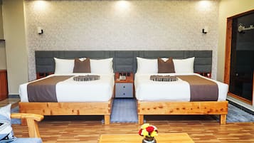 Deluxe Twin Room | Desk, laptop workspace, blackout drapes, iron/ironing board