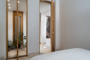 2 bedrooms, internet, bed sheets