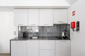 Kjøleskap, mikrobølgeovn, kaffetrakter/tekoker og brødrister