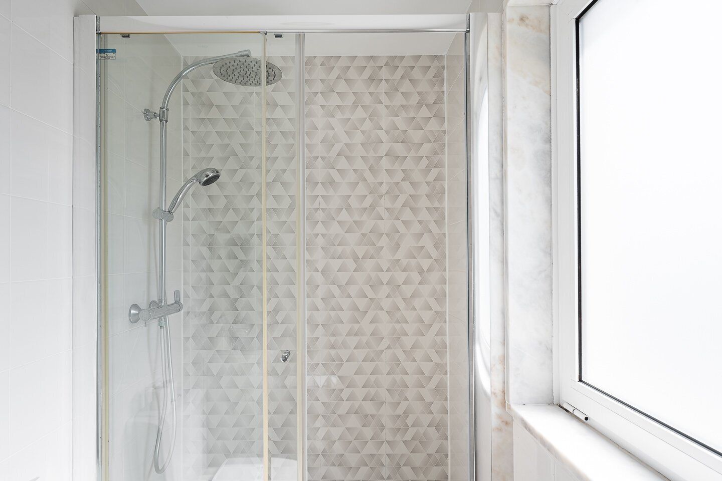 Douche, sèche-cheveux, serviettes fournies