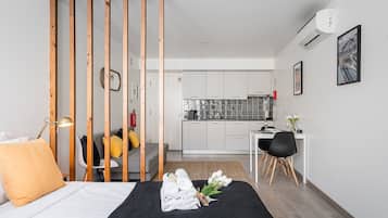 Iron/ironing board, internet, bed sheets