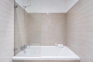 Shower, hair dryer, towels - GuestReady - Elegant place in the heart of Porto (Porto)