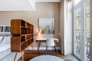 1 soverom, skrivebord, strykejern/-brett og internettilgang