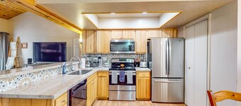 Country style condo with fire pit, private W/D, and full kitchen