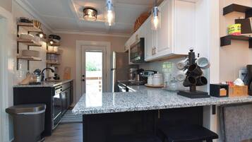 Signature House, 2 Bedrooms, Non Smoking, Kitchen | Private kitchen | Fridge, microwave, oven, stovetop