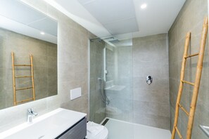 Dusche, Haartrockner, Handtücher