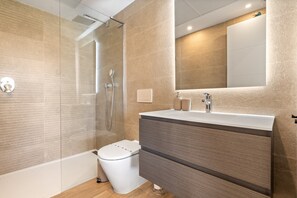 Shower, hair dryer, towels