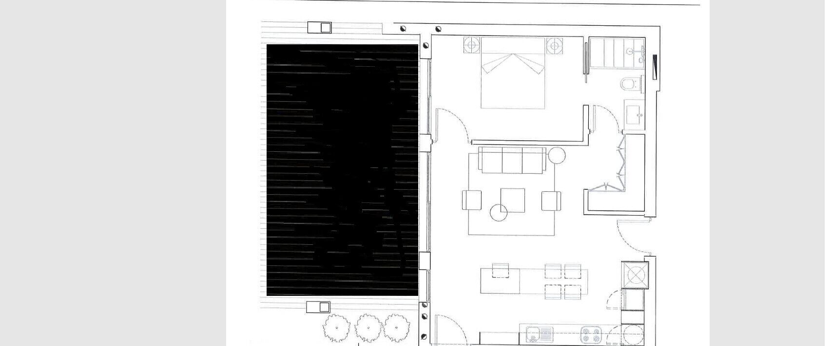 Een plattegrond van een hotel met een groot centraal gedeelte, meerdere kamers en een keuken.