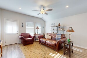 TV - Newly Remodeled Beach Home with enclosed backyard, gas grill & great location (Corpus Christi)