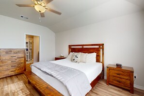 3 bedrooms, iron/ironing board, Internet, bed sheets - Newly Remodeled Beach Home with enclosed backyard, gas grill & great location (Corpus Christi)