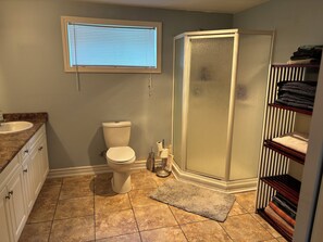Douche, articles de toilette écologiques, séchoir à cheveux