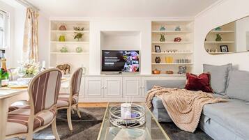 Smart TV, fireplace