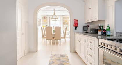 Spacious 5 Bedroom Mansion with AC, WiFi Opposite Buckingham Palace