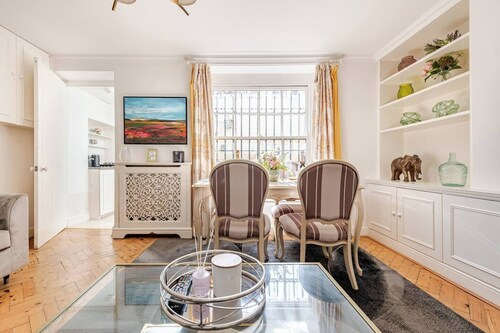 Spacious 5 Bedroom Mansion with AC, WiFi Opposite Buckingham Palace