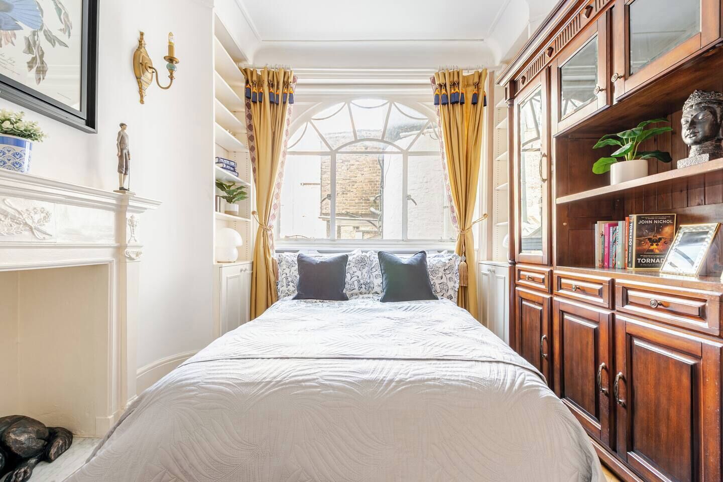 5 bedrooms, iron/ironing board, WiFi, bed sheets