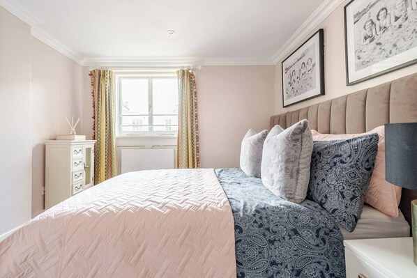 5 bedrooms, iron/ironing board, WiFi, bed sheets